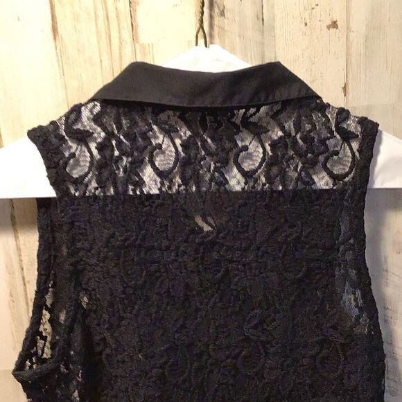 Blouse Lace sleeveless By Charlotte Russe size XS - Picture 2 of 6